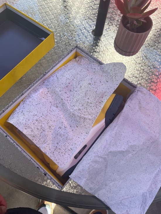 Air Jordan 4 Retro Lightening (2021) - Picture 9 of 10